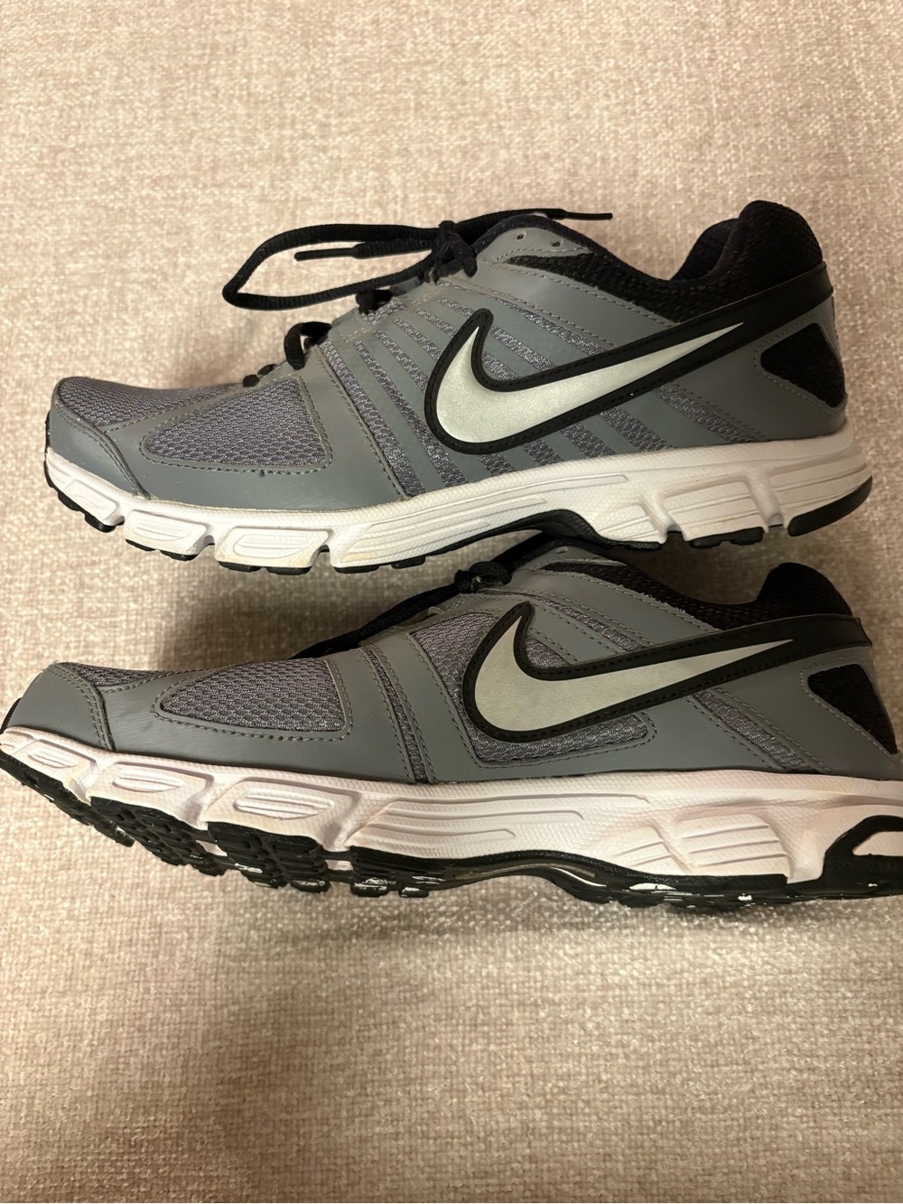 Nike Men’s Gray and Black DownShifter 5 Running Shoes with Orange Logo Size 9.5 - Picture 10 of 16